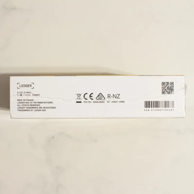 Ledger Nano S Plus PayPal PYUSD - box side panel with co-branded logo